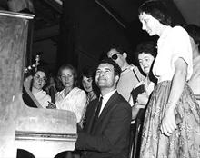 Meeting students at Sydney University, March 1960 (Canberra Times) 